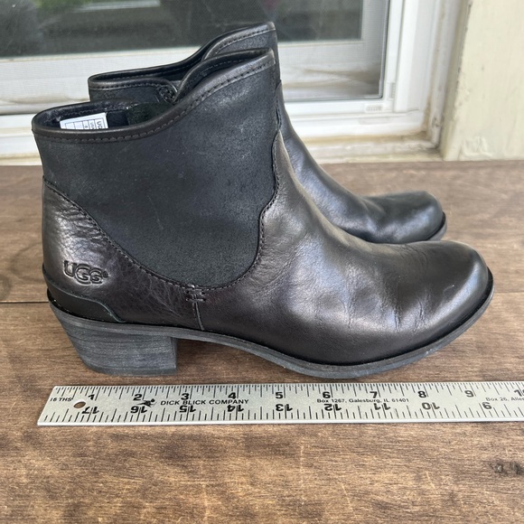UGG Australia Womens Black Leather Ankle Boots Size 8 Booties 1.5" Heel Zip - Picture 12 of 13